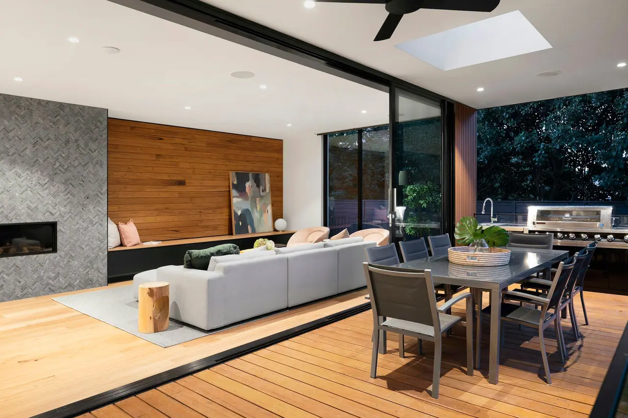 Séjour d’une villa contemporaine ouvert sur la varangue et le jardin tropical